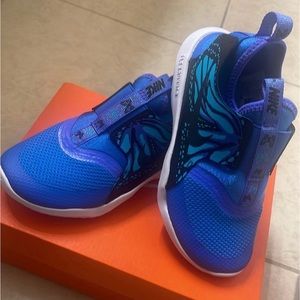 Girls Nike Flex sneakers